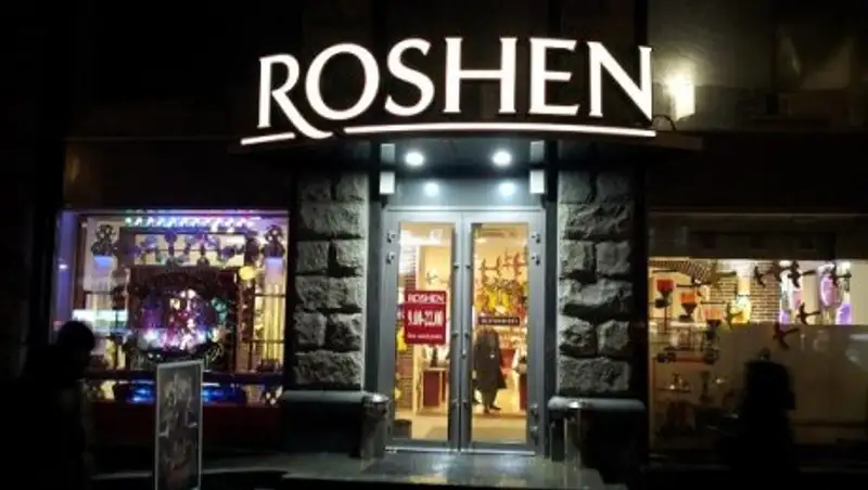 Киевские коммунальщики снесли кондитерский магазин Порошенко