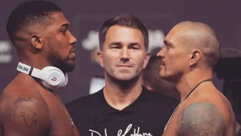 Усик и Джошуа провели дуэль взглядов после взвешивания