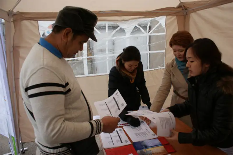 В районе центрального вещевого рынка Алматы провели ярмарку вакансий В районе центрального вещевого рынка Алматы провели ярмарку вакансий, фото - Новости Zakon.kz от 08.11.2013 21:03