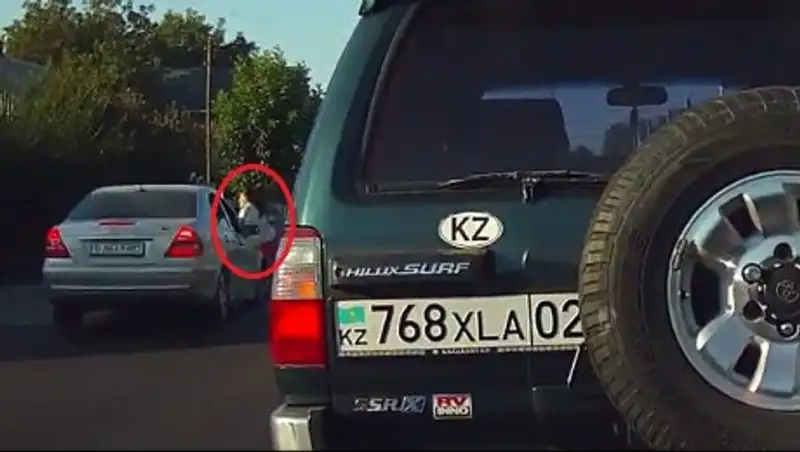 В Алматы Mersedes, ехавший по встречной полосе, на "зебре" сбил девушку