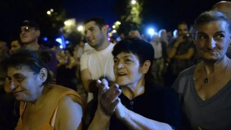 Несколько сотен протестующих проводят митинг в центре Еревана