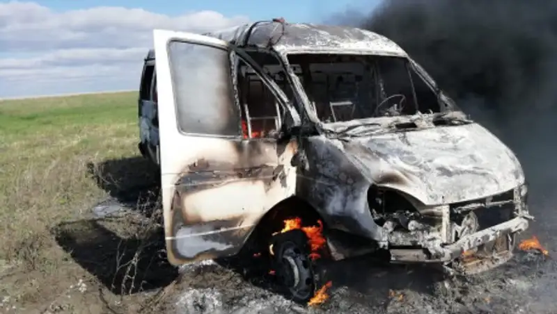 Полицейские спасли детей из горящего микроавтобуса