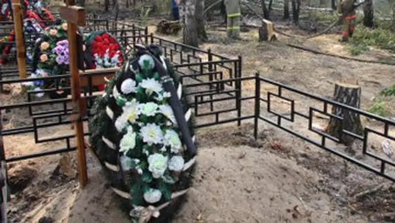 Молодой человек покончил с собой на могиле матери в Акмолинской области