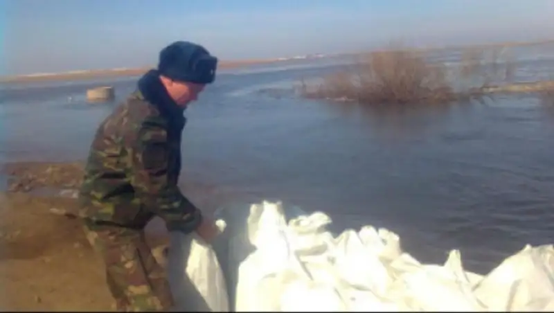 В СКО к селу Каратал подбирается большая вода
