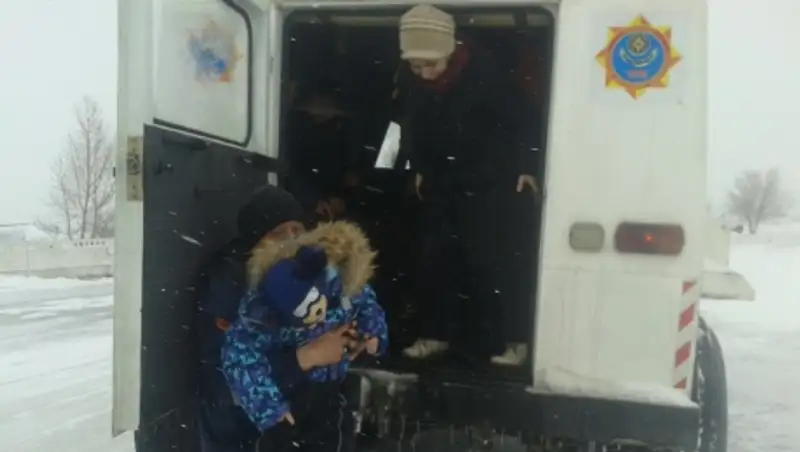 Почти 600 человек эвакуированы с автодорог Актюбинской области за 2 дня