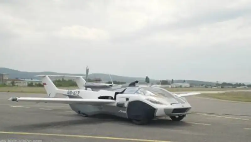 Летающий автомобиль совершил тестовый полет