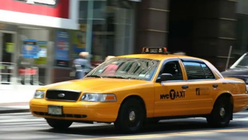 Таксист получил тысячу долларов на чай за поездку, которая длилась пару минут
