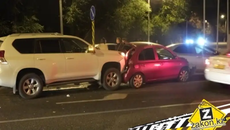 Nissan Micra оказался зажатым между двумя машинами в результате ДТП в Алматы