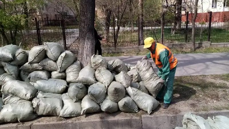 В Алматы на субботнике собрали почти 11 тысяч кубометров мусора