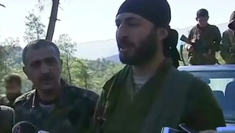 В сети появилось видео с расстрелявшими российского летчика боевиками