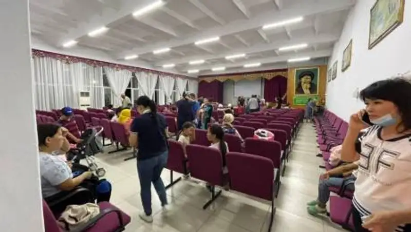 Эвакуированных после взрывов в Жамбылской области разместили в школе