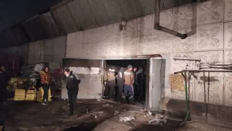 Склад стройматериалов горел в Алматы