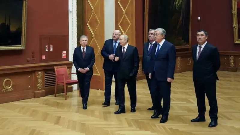 Семь глав государств провели неформальную встречу в музее в Санкт-Петербурге