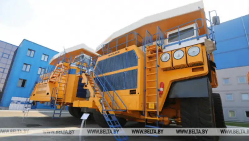 Белорусский самосвал высотой с трехэтажный дом попал в Книгу рекордов Гиннесса