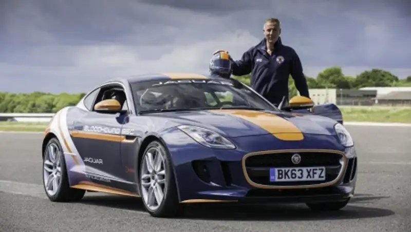 Jaguar испытала на купе F-Type R парашют сверхзвукового автомобиля