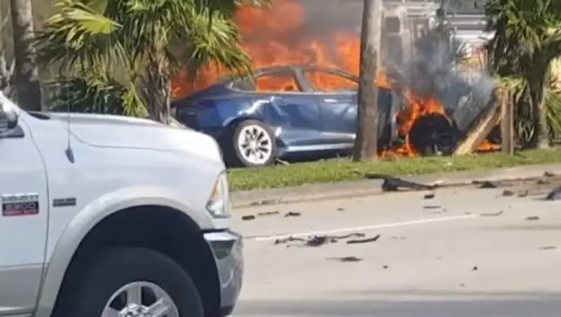 Tesla заблокировала водителя в горящем авто
