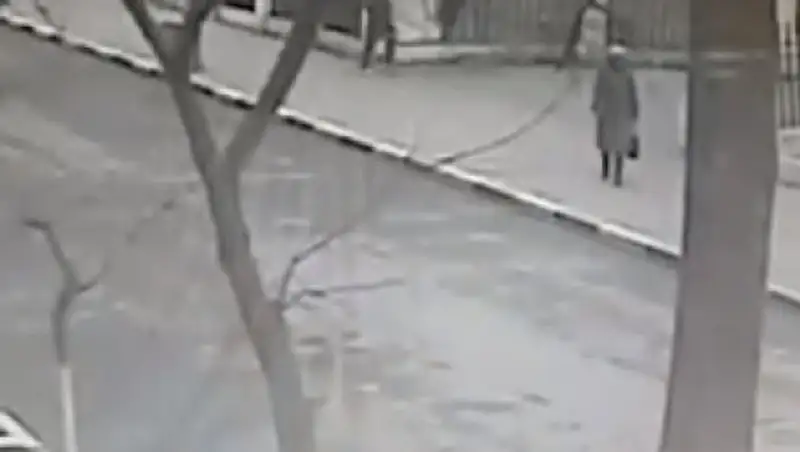 Опубликовано видео с места вооружённого нападения на людей в Кизляре