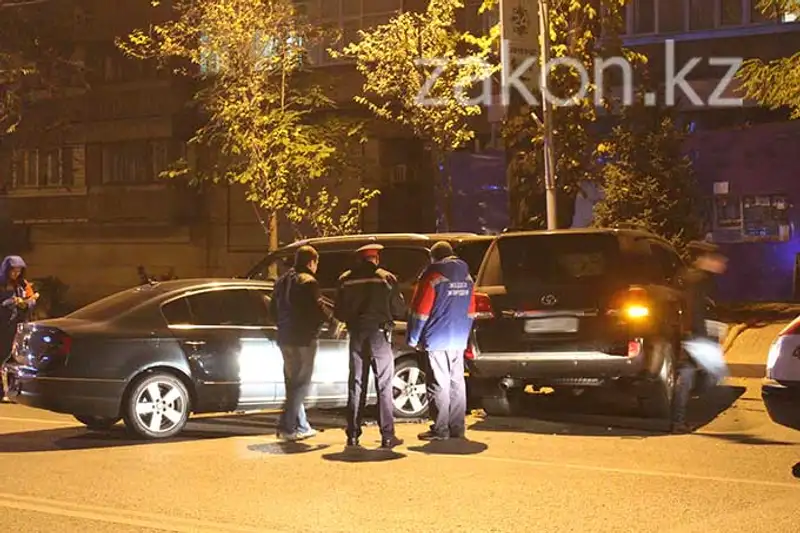 В Алматы резкий маневр водителя Фольксвагена закончился аварией (фото) В Алматы резкий маневр водителя Фольксвагена закончился аварией (фото), фото - Новости Zakon.kz от 06.11.2013 17:45