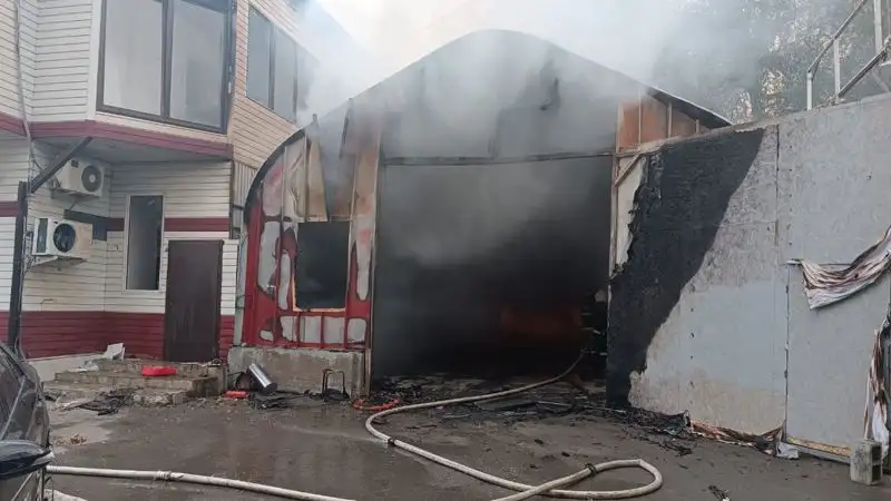 Локализован крупный пожар в кафе Алматы