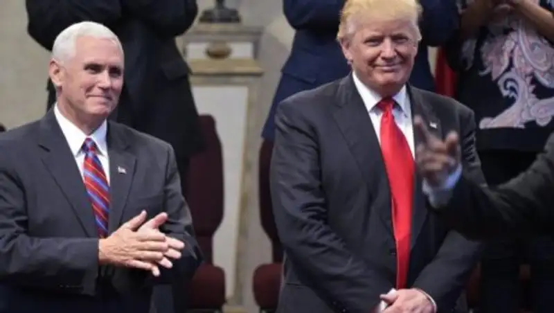 В Нью-Йорке самолет с кандидатом на пост вице-президента США выкатился с полосы