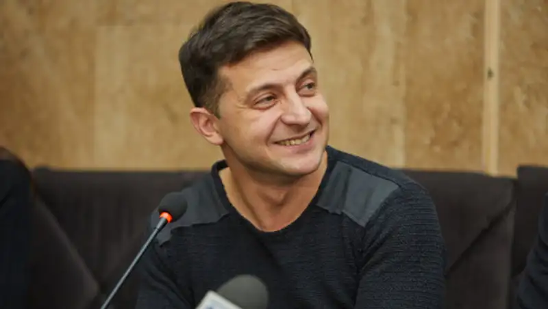 Опрос: Зеленский опережает Порошенко почти в три раза