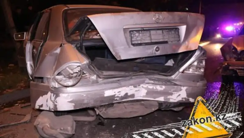 Один Mercedes протаранил другой в Алматы