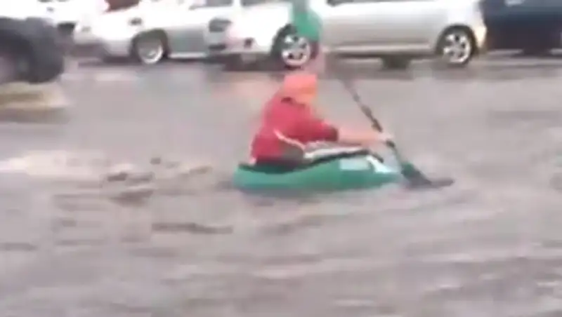В Интернете появилось видео парня, который плывет на лодке по затопленным дорогам Астаны