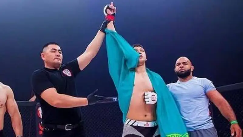 Казахстанский нокаутер победил россиянина на турнире EFC 42 в Сочи