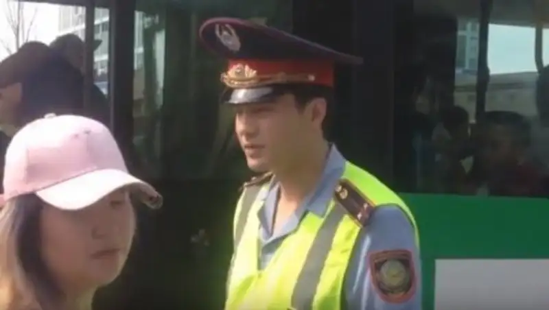 Санжар Мадиев своим танцем парализовал движение на одной из столичных дорог