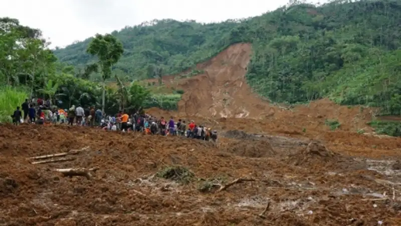 Число жертв схода оползней в Индонезии возросло до 17 человек