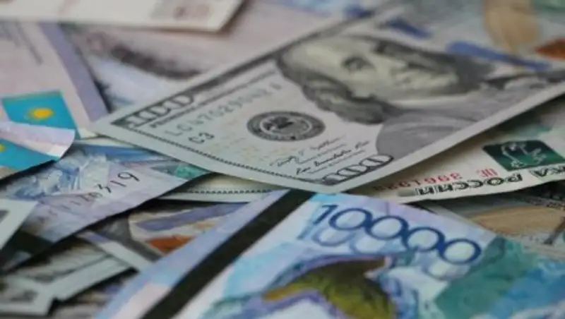 Тенге еще ослаб на утренних торгах