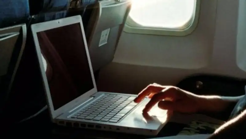 Власти Австралии могут запретить провоз электроники на борту самолетов