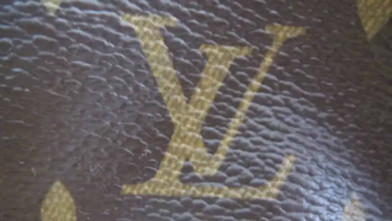 Цех по сборке поддельных сумок Louis Vuitton выявили в Алматы