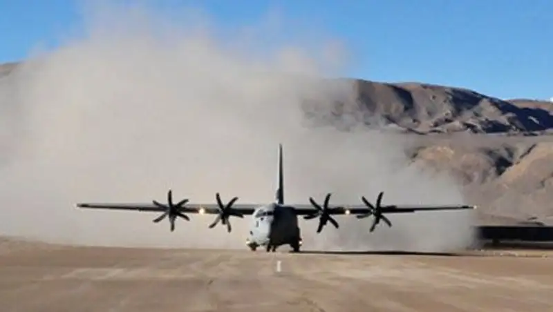 В Индии упал грузовой самолет