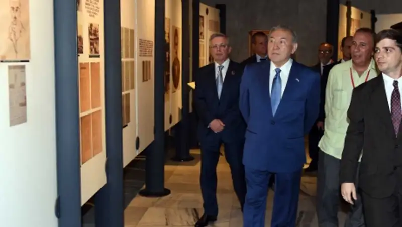 Назарбаев принял участие в церемонии возложения венка к мемориалу национального героя Кубы