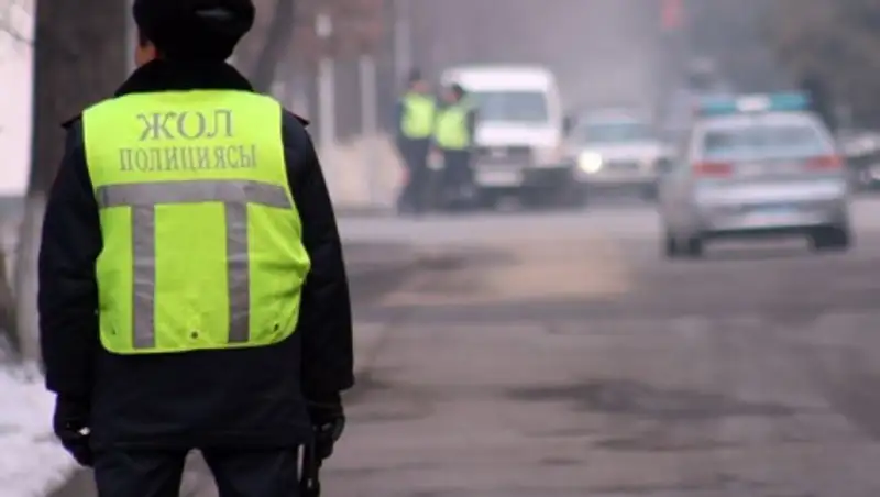 Полицейских в Туркестанской области наказали за требование аптечки у мотоциклиста