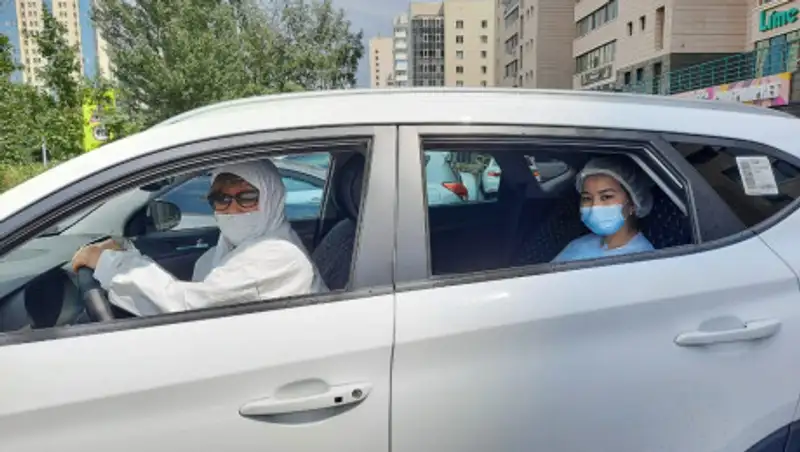 Столичные автоволонтеры развозят врачей и медсестер по домам пациентов