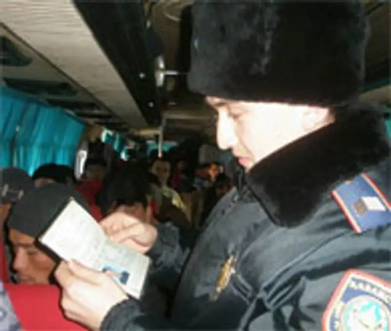 В Астане проводится оперативно-профилактическое мероприятие "Мигрант", фото - Новости Zakon.kz от 30.11.2011 18:31