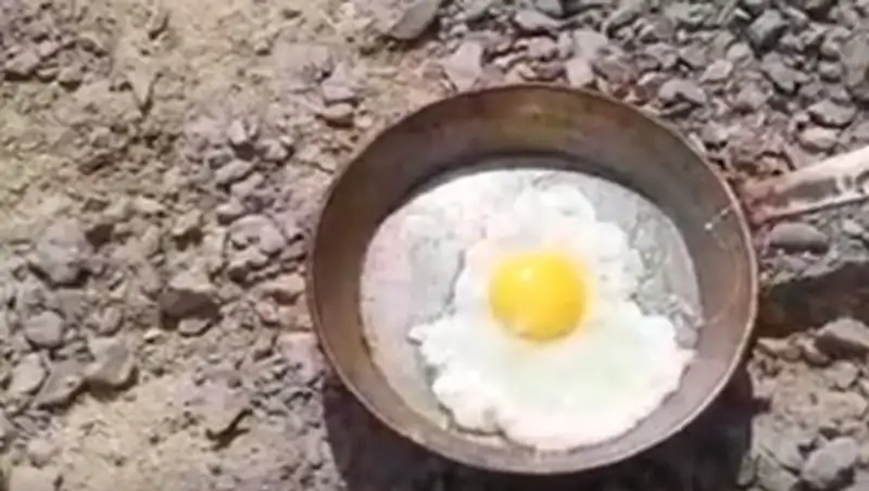 Жара в Мангистау: яичница приготовилась на раскаленном песке