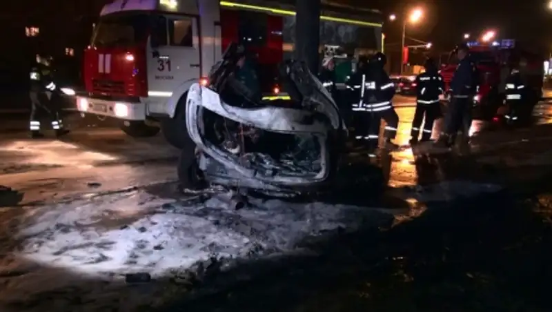 На севере Москвы машина врезалась в столб и загорелась, погибла девушка