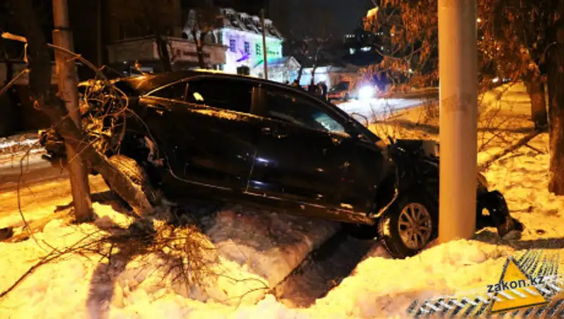 Toyota снесла столб на проспекте Гагарина в Алматы