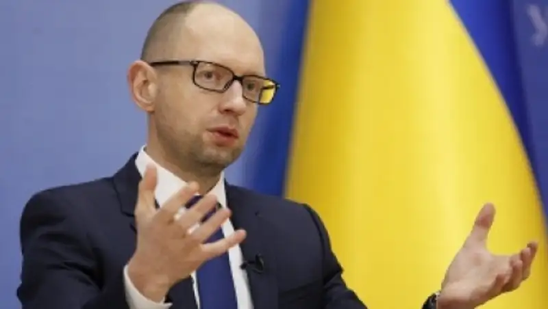 Яценюк поручил ускорить строительство пропускных пунктов на въезде в Крым