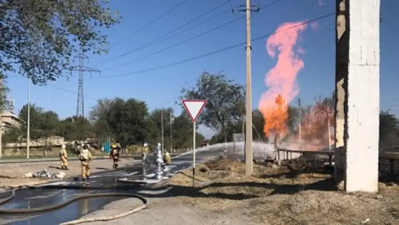 В Шымкенте разрыв газопровода спровоцировал крупный пожар