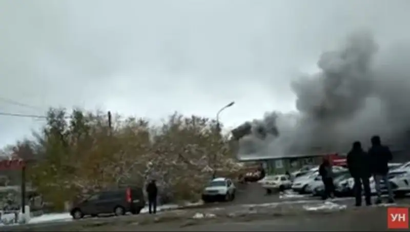 Крупный пожар тушат в Уральске