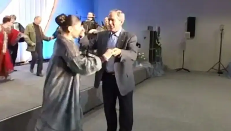 Опубликовано архивное видео с танцами Путина и Буша-младшего
