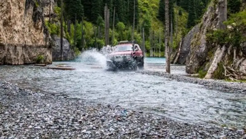 Казахстанский путешественник возмущен фото внедорожника, разъезжающего по озеру Каинды
