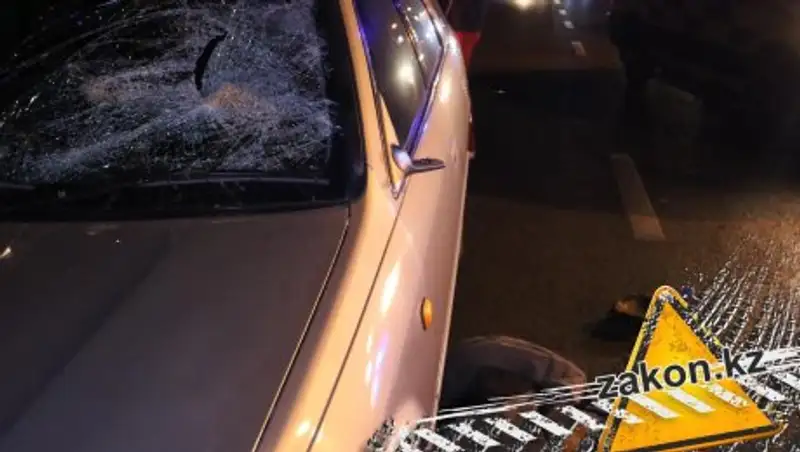 В Алматы пешехода сбили между двумя надземными переходами