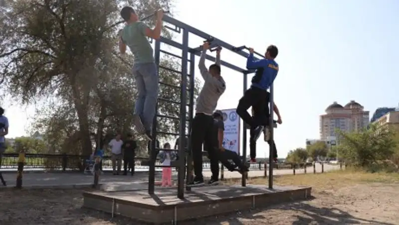 В Атырау появились спортивные остановки
