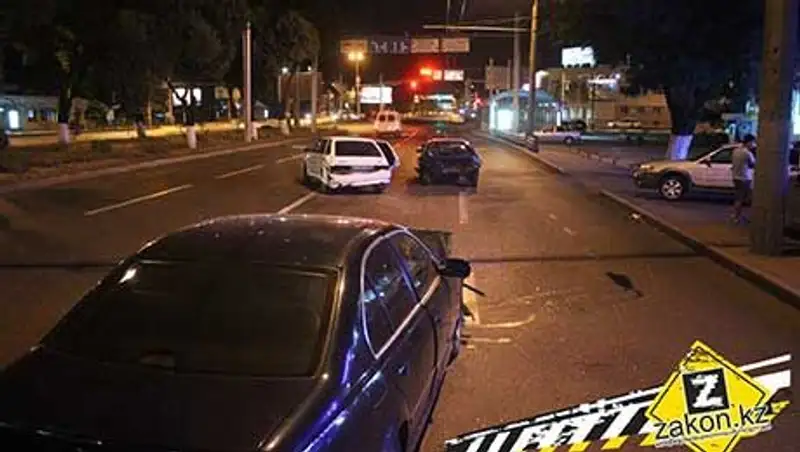 На одном из перекрестков Алматы произошло ДТП с участием трех авто