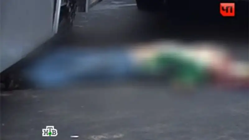 Во Владивостоке неуправляемый автобус раздавил водителю голову